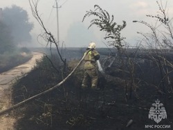 В Астрахани горит камыш и несколько хозпостроек