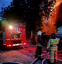 Астраханские пожарные потушили жилой дом и автомобиль