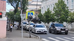 В результате ДТП в Астрахани повредили светофор