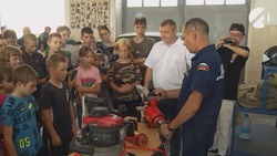 Астраханские пожарные провели экскурсию для ребят из ЛНР
