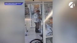 Астраханец украл телефон из камеры хранения супермаркета