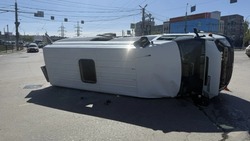 У вокзала в Астрахани перевернулась маршрутка