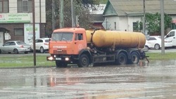 В Астрахани устраняют последствия проливного дождя