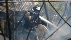 В Астраханской области горели хозпостройка и сено