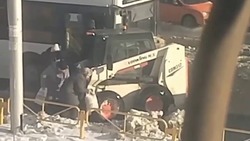В Саратове пассажиров автобуса эвакуировали с помощью мини-экскаватора
