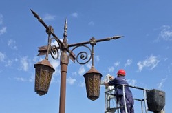 В Астрахани обновляют фонари и высаживают цветы