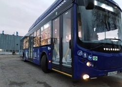 На улицах Астрахани появились новогодние автобусы