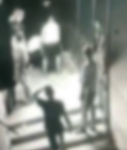 Астраханец устроил конфликт в магазине и ударил мужчину ножом