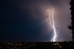 Фотограф запечатлел разгул стихии над Астраханью