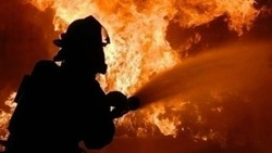 Неизвестные подожгли заброшенное здание в Астрахани