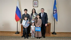 В Астраханской области две молодые семьи получили жилищные сертификаты