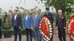Астраханцы возложили цветы и венки к памятникам воинской славы