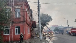 В Астрахани на улице Адмиралтейской горит двухэтажное здание