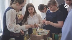 Юных астраханцев научили делать окопные свечи