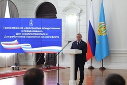 Астраханский губернатор поздравил работников морского и речного флота