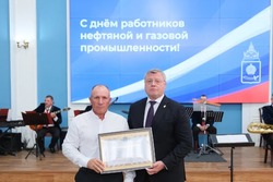 Губернатор Астраханской области наградил лучших нефтяников и газовиков
