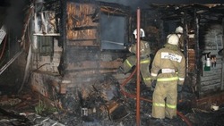 В Астраханской области загорелись жилой дом и бытовка