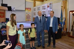В Астрахани детям погибших участников СВО вручили рюкзаки со школьными принадлежностями