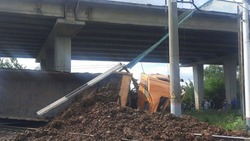 В Саратовской области с моста упал грузовик