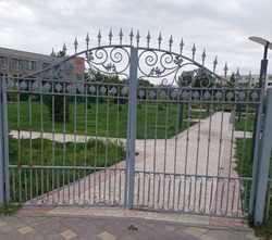 Обновлённый парк на Яблочкова не открывают из-за вандалов