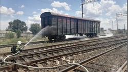 В Астраханской области пожарный поезд тушит задымившийся вагон