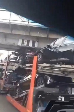 В Астрахани автовоз застрял под мостом