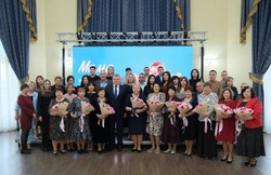 Игорь Бабушкин вручил медали «Материнская слава» многодетным астраханкам 