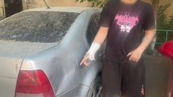 Астраханец в порыве гнева повредил чужой автомобиль