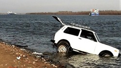 В Астрахани из утонувшей «Нивы» достали тела двух мужчин