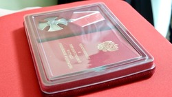 Семье погибшего на СВО астраханского бойца вручили орден Мужества