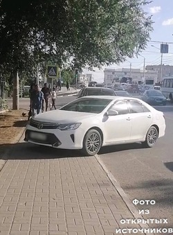 Астраханца оштрафовали за парковку на тротуаре