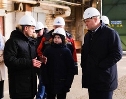 Астраханский школьник побывал на судостроительном заводе с губернатором