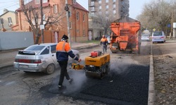 В Астрахани продолжается ямочный ремонт дорог