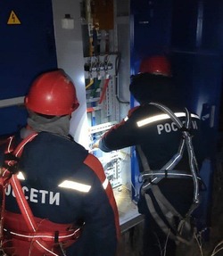 В Астраханской области восстанавливают электроснабжение после сильного ветра