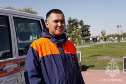 В Астрахани инспекторы ГИМС спасли тонущих отца и сына