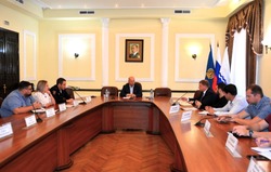 Глава Астрахани обсудил с дорожниками планы по ремонту и благоустройству улиц