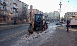 Астраханские коммунальщики устраняют наледь на дорогах