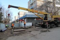 В Астрахани специалисты устраняют провал на сети самотечной канализации