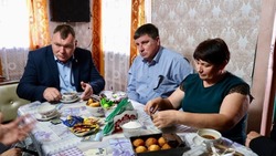 Глава Камызякского района посетил семью бойца СВО