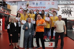 Именитые спортсмены наградили астраханских студентов