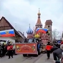 В Германии по улицам провезли макет храма Василия Блаженного
