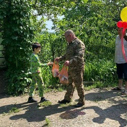 Астраханские бойцы поздравили жителей зоны СВО с Днём защиты детей
