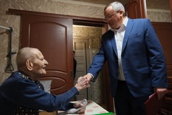 Игорь Мартынов поздравил ветерана Великой Отечественной войны Александра Калмыкова со 101-летием