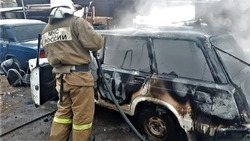 В Астрахани на площади Ленина сгорели два автомобиля