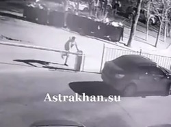 В Астрахани вандал сломал шлагбаум