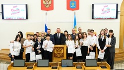 Игорь Мартынов вручил паспорта астраханским школьникам
