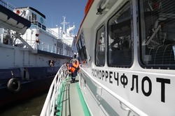Астраханский губернатор поздравил работников морского и речного флота