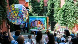 Астраханский театр кукол проводит спектакли под открытым небом