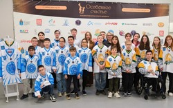 Юным астраханским хоккеистам подарили спортивную форму