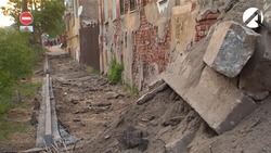 В центре Астрахани ремонтируют улицу Энзелийскую